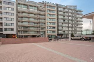 Dit appartement op een absolute toplocatie in Knokke biedt u een uniek frontaal zeezicht en een zonnige leefruimte met terras. Hoewel het interieur wat gedateerd is, vormt dit een uitstekende basis om uw eigen stijl en comfort te creëren.<br /><br />Indeling:<br /><br />Inkomhal<br />Lichtrijke leefruimte met toegang tot het terras vooraan en panoramisch zeezicht<br />Half-open ingerichte keuken<br />Twee ruime slaapkamers:<br />Eén met ingemaakte kasten<br />Eén met terrasje/bergruimte<br />Badkamer met lavabo en ligbad (aansluiting voor wasmachine voorzien)<br />Apart toilet<br /><br />Frontaal zeezicht en zicht op het Lichttorenplein<br />Veel potentieel om te moderniseren naar uw smaak<br />Bewoonbare oppervlakte: 77 m²<br />Gelegen op de 5e verdieping van een gebouw met 8 verdiepingen