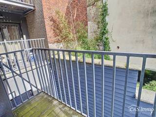 Trendy kamerstudio op eerste verdieping nabij "Antwerpen Dam". Ruime kamer (ca. 25m²) op parket met aansluitend toegang tot het terras...