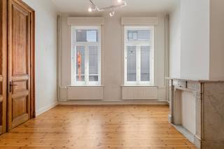 Deze karaktervolle burgerwoning uit 1918 combineert op unieke wijze authentieke charme met hedendaags wooncomfort. De woning werd recent gerenoveerd met respect voor haar oorspronkelijke elementen, waardoor de hoge plafonds, stijlvolle details en het tijdloze karakter perfect behouden zijn gebleven.Met maar liefst 4 slaapkamers biedt deze instapklare woning verrassend veel ruimte voor een gezin of voor wie op zoek is naar extra werk- of hobbyruimte. De lichtrijke leefruimte sluit naadloos aan op de volledig geïnstalleerde keuken, terwijl de zonnige stadskoer een aangename plek vormt om in alle rust van het buitenleven te genieten.Dankzij de centrale ligging in het hart van Roeselare bevinden winkels, scholen, openbaar vervoer en belangrijke invalswegen zich op een steenworp afstand.De woning heeft volgende indeling:- Inkom - Lichtrijke leefruimte- Geïnstalleerde keuken voorzien van kookplaat met dampkap, spoelbak, frigo, oven, microgolf en vaatwas- Kelder- Toilet- 3 slaapkamers- Badkamer voorzien van dubbele lavabo, toilet en bad- Zolder die mogelijks ingericht kan worden als slaapkamerExtra kenmerken:- Authentieke burgerwoning met hoge plafonds- Instapklare en lichtrijke woning- Recent gerenoveerd- Geen renovatieverplichting- Centrale ligging in het centrum, nabij winkels, scholen, openbaar vervoer, invalswegen,....Bent u op zoek naar een woning met karakter, ruimte en hedendaags comfort? Dan is deze unieke burgerwoning zeker een bezoek waard.Bestuursmaatregelen in het maatregelenregister: nee