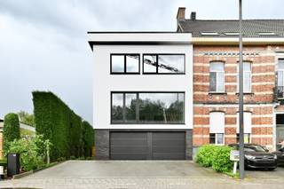 Vanaf 1 juli krijgt u de kans om als eerste bewoner uw intrek te nemen in deze uitzonderlijk ruime gerenoveerde woning in Eikevliet. Alles...
