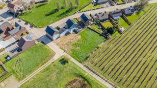 Mooie bouwkavel gelegen te Grote-Spouwen, Bilzen-Hoeselt.  <br /><br /><u><span><strong>OMGEVING</strong></span></u><br />Deze bouwgrond is gelegen in Grote-Spouwen, een rustige deelgemeente van Bilzen-Hoeselt, en biedt de ideale combinatie van landelijke charme en goede bereikbaarheid.<br />De omgeving wordt gekenmerkt door het groene en glooiende landschap van Haspengouw, met fruitboomgaarden en open natuur, wat zorgt voor een aangename woonkwaliteit en veel recreatiemogelijkheden zoals wandelen en fietsen.<br /><br />Tegelijk ligt Grote-Spouwen strategisch tussen Hasselt en Maastricht en bevindt het zich op korte afstand van de E313, waardoor steden en belangrijke verbindingswegen vlot bereikbaar zijn. Hierdoor is het een aantrekkelijke locatie voor wie rustig wil wonen zonder in te boeten op mobiliteit.<br /><br /><u><span><strong>GRONDEN</strong></span></u><br />De huidige situatie betreft twee percelen grond, dewelke tezamen verkocht worden, met als bestemming: woongebied met landelijk karakter.<br />Er zijn 2 bouwplaatsen realiseerbaar, ieder met een zuidoostelijke oriëntatie. Rechts van de bouwgrond (met het aangezicht naar de bouwgrond vanaf de straatzijde) is het agrarisch gebied. <br /><br /><strong>Perceel 1 - 0418D2P0000</strong>
<ul>
	<li>Totale oppervlakte: <strong>2a 42ca</strong>. </li>
	<li>Perceelbreedte straatkant: +- 11 m</li>
	<li>Perceeldiepte: +- 26,60 m (diepste punt)</li>
	<li>Bebouwing: Halfopen </li>
</ul>
<strong>Perceel 2 - 0417KP0000</strong> 

<ul>
	<li>Totale oppervlakte: <strong>10a 68ca. </strong></li>
	<li>Perceelbreedte straatkant: +- 26,4 m</li>
	<li>Perceeldiepte: +- 39,60 m </li>
	<li>Bebouwing: Nader te bepalen in samenspraak met de gemeente</li>
</ul>
<br />Bent u op zoek naar een bouwgrond in een aangename omgeving of een interessante investering ? <br />Neem gerust contact met ons op via<strong> <span>+32 (0)89 23 44 22</span></strong> of mail naar <span><strong>info@immoverslegers.be</strong></span> voor meer informatie.