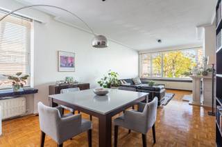 Lichtrijk 3 slpk appartement met terras<br /><br />Locatie<br />Gelegen aan de Luitenant Lippenslaan bevindt dit appartement zich op een strategische locatie in Extramuros Borgerhout. Je geniet hier van een vlotte verbinding naar het centrum van Antwerpen, zowel met de wagen als met het openbaar vervoer. Winkels en grootwarenhuizen bevinden zich op wandelafstand, terwijl de belangrijkste autosnelwegen snel en eenvoudig bereikbaar zijn. Met een Mobiscore van 9,5/10 is dit de ideale uitvalsbasis voor wie comfortabel en centraal wil wonen.<br /><br />Beschrijving<br />Dit instapklare appartement is gelegen op de 1ste verdieping van een verzorgd gebouw en verwelkomt je via een ruime inkomhal met vestiaire, die toegang biedt tot alle vertrekken. De leefruimte straalt warmte en gezelligheid uit dankzij de mooie parketvloer, het overvloedige daglicht en de aangename indeling. De recent vernieuwde keuken is modern en functioneel ingericht en biedt directe toegang tot het gezellige inpandige terras. Verder beschikt het appartement over drie volwaardige slaapkamers, elk met voldoende ruimte en lichtinval, perfect als slaap-, werk- of hobbykamer. De badkamer is uitgerust met een douche en er is tevens een apart toilet aanwezig voor extra comfort. Tot slot is er nog een privatieve kelderberging.<br /><br />Bijzonderheden<br />- Conforme elektriciteit<br />- Huidige maandelijkse lasten: +-267 euro (incl.: voorschot water, voorschot verwarming, professionele syndicus, blokpolis, wekelijkse poets gemeensch. delen, elektriciteit gemeensch. delen, nazicht brandblusapparaten, poets ramen voorzijde, onderhoud en keuring lift)<br />- Aparte meter: elektriciteit<br />- Fietsenberging<br /><br />Verplichte vermeldingen<br />EPC: 449 kWh/m²<br />P-score: A<br />G-score: A<br />Stedenbouwkundige inlichtingen: Wg, Gvg, Gvv, Gmo, Gvkr<br />Dit pand kan onderhevig zijn aan de renovatieverplichting die door de Vlaamse overheid wordt opgelegd voor residentiële gebouwen. Consulteer voor meer informatie de website van het Vlaams Energie- en Klimaatagentschap via https://www.vlaanderen.be/een-woning-kopen/renovatieverplichting-voor-residentiele-gebouwen-vanaf-2023.
