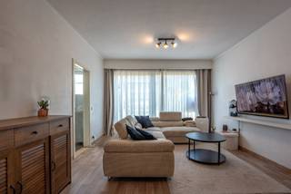 <p><span>Ontdek dit instapklare appartement op een uitstekende locatie, vlak bij het centrum van Kapellen. Gelegen op de eerste verdieping van een rustig gebouw, geniet u hier van een aangename woonomgeving met alle voorzieningen binnen handbereik.</span></p>
<p><span>Bij het betreden van het appartement komt u in de inkomhal met gastentoilet. De lichtrijke woonkamer sluit naadloos aan op de volledig uitgeruste keuken, die voorzien is van alle hedendaagse comfort. Verder beschikt het appartement over twee volwaardige slaapkamers en een aparte bureauruimte, ideaal voor wie van thuis uit werkt. Eén van de slaapkamers biedt bovendien rechtstreeks toegang tot het terras.</span></p>
<p><span>De badkamer is uitgerust met een douche en een lavabo. Daarnaast beschikt u over een praktische kelderberging en een gesloten garagebox. Extra troeven zijn de rolluiken en vliegenramen aan de ramen, die zorgen voor extra comfort.</span></p>
<p><span>Interesse? Neem gerust contact met ons op voor meer informatie of een bezichtiging via </span><strong><span>03/568.03.03</span></strong><span> of </span><strong><span>info@vastgoed03.be</span></strong><span>.</span></p>