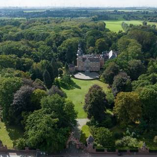 LANCERING EXCLUSIEVE KASTEELAPP. en PENTHOUSE - Res. LAKEVIEW - Kasteel van KAPELLEN<br /><br />Wonen op een historisch exclusief kasteeldomein in Kapellen. Het is een unicum van formaat.<br />Laat u onderdompelen in de sfeer, voel de geschiedenis en ontdek hoe uw toekomst hier vorm kan krijgen.<br />Ervaar het uitzonderlijke. Leef in de luxe van vandaag met een magnifieke knipoog naar de architecturale pracht van het verleden.<br /><br />In het hart van het groene Kapellen bevindt zich het adellijke domein; het Kasteel van Kapellen (het voormalige Starrenhof) – een exclusieve, historische locatie waar luxe en erfgoed samensmelten. <br />Op dit ca. 4 hectare grote kasteeldomein worden vijf ongeëvenaarde woonbelevingen aangeboden, elk met een uniek verhaal en charme.<br /><br />De residentie bestaat uit 4 villa-appt. en 1 exclusieve penthouse met bewoonbare oppervlakten van ca. 120m² tot. 305m² en terrassen van ca. 29m² tot ca. 54m².<br />Via de authentieke kasteelpoort brengt de magnifieke oprijlaan u naar de locatie op het domein dewelke baadt in karakter, sfeer, groene omgeving en met de nodige privacy en etiquette. <br />Dit gelijkvloers appartement werd reeds afgewerkt en is dus instapklaar.<br />2 privatieve parkeerplaatsen zijn inbegrepen in de aankoopprijs en een parking voor uw bezoekers is voorzien op het domein.<br /><br />Een residentie met een rijke geschiedenis<br />Het domein Starrenhof werd in 1878 aangekocht door baron Gaston-Henri Cogels, telg uit een roemrijk adellijk geslacht dat verschillende kastelen bezat in de Antwerpse regio. <br />In 1881 liet hij hier een kasteel bouwen, ontworpen door de gerenommeerde architect Théophile de Grooff, in de typerende neo-Vlaamse-renaissancestijl.<br /><br />De baron liet het domein doordrenken van symboliek en elegantie. Overal op het terrein keert de ster terug: in het smeedijzer van de imposante trap, in de vijfarmige gaslantaarns, en zelfs in het steenwerk van de toegangspoort – een subtiele verwijzing naar de Latijnse spreuk "Vince Te Ipsum": Hij zal zegevieren.<br />Vandaag is het kasteeldomein in handen van een nieuwe familie. Zij omarmden de restauratie van het kasteel en omgeving met hart en ziel.<br /><br />Wonen op dit uniek domein betekent deel uitmaken van een levend erfgoed, waar architectuur, natuur en geschiedenis harmonieus samenkomen.<br /><br />Uw exclusieve uitnodiging<br />We ontvangen u graag voor een persoonlijke rondleiding op het domein op afspraak: YVES DECKERS via 0493 48 14 36 of Yves.Deckers@hillewaere.be <br /><br />Prijzen zijn excl. registratierechten, overdrachtskosten en afwerking: casco met mogelijkheid tot afwerking via onze partner.<br /><br />Buitengewone kenmerken:<br />- Uniek kasteeldomein; say no more<br />- Privacy in een luxueus kader<br />- Ruim wonen in een uniek parkdomein van het kasteel<br />- Kwaliteitsvolle materialen<br />- Per villa-appartement zijn 2 parkeerplaatsen inbegrepen<br />- Lift aanwezig<br />- A-label<br />- Mobiliteit<br />- Zeer veel lichtinval<br />- Moderne technieken<br />- Zonnepanelen <br />- Afwerking naar eigen sfeer, smaak en budget<br /><br />Vg - Wp - Gmo - Gvkr – Gvv<br />EPC: A-label