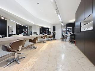 Instapklaar en commercieel gelegen handelspand met woongedeelte, bestaande uit een handelsruimte van ca. 50 m² met afzonderlijk toilet...