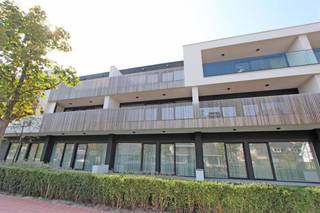 Bel appartement 'serviceflat' exploité par 'Time for Quality' situé dans la Résidence Cypres Gardens près du Zegemeer à Knokke. <br />Composition : hall d'entrée avec vestiaire, spacieux séjour lumineux avec accès à la terrasse (13m²) et au jardin, cuisine ouverte, chambre à coucher spacieuse, salle de bains avec douche. Investissement idéal pour ceux qui veulent la paix, le luxe et les soins à Knokke. La résidence dispose d'un wellness, un coiffeur et un restaurant. Plus d'infos au bureau concernant l'habitation et le centre de soins.<br /><br />Registre des mesures en cours de demande.<br /><br />N'hésitez pas à nous contacter pour plus d'informations : tel : 050 62 44 14 ou via knokke@immax.be.