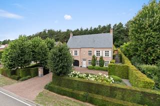 Bienvenue dans cette villa au charme exceptionnel, où luxe, caractère et confort se rencontrent dans un magnifique cadre verdoyant. Située à...