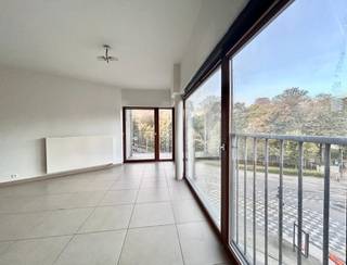 ✨ Wonen aan de Belgiëlei ✨<br />Mooi en lichtrijk appartement met 2 slaapkamers en een zonnig terras, gelegen op de 3e verdieping van de residentie Albert Square 🌿 Met een prachtig uitzicht over het Albertpark én Harmoniepark. Dat is elke dag genieten.<br />🏠 Wat mag je verwachten? ✔️ Ruime, lichte leef- en eetruimte ✔️ Open keuken met vaatwas, combi oven & koelkast met vriezer ✔️ Handige berging voor wasmachine & droogkast ✔️ Apart toilet ✔️ Badkamer met ligbad/douche & dubbele lavabo ✔️ Twee volwaardige slaapkamers ✔️ Eigentijdse bevloering & netjes geschilderd ✔️ Condensatieketel op aardgas ✔️ Gemeenschappelijke fietsenstalling 🚲 ✔️ Het appartement wordt volledig opgefrist ✨<br /><br />💰 Huurprijs €1.050 / maand + Vaste kosten: €100 / maand <br />Elektriciteit, gas & water individueel<br /><br />📍 Ligging & doelgroep Toplocatie op de hoek van Belgiëlei en Mechelsesteenweg — winkels, parken, openbaar vervoer en Harmonie om de hoek. Ideaal voor wie houdt van comfort, licht en een stadsgevoel.<br /><br />📅 Beschikbaar vanaf 1 november 2026<br /><br />📞 Interesse of een bezoek plannen? Contacteer ons via 03/203.02.02 of immo@sidimex.be. Wij ontvangen je met de glimlach 🤍<br /><br />#Sidimex #TeHuurAntwerpen #AppartementTeHuur #Belgiëlei #Harmonie #Albertpark #ZonnigTerras #Instapklaar #Bijonszituvastgoed
