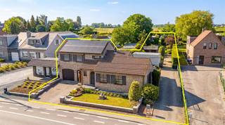<p><span>Afspraak BEZOEKDAG ENKEL telefonisch via Jari Wante op 0470 211 482.</span></p><p><span> </span></p><p><span>Ontdek deze prachtige lichtrijke woning, pas gerenoveerd en zeer gunstig gelegen op een perceel van 870m². De woning biedt een bewoonbare oppervlakte van 167 m² en is gelegen nabij alle voorzieningen zoals scholen, winkels en openbaar vervoer, en met een vlotte verbinding naar invalswegen. </span></p><p><span> </span></p><p><span>De indeling is als volgt: centrale inkomhal met gastentoilet, gezellige leefruimte met veel lichtinval, vervolgens vinden we de ruime keuken met aanpalende veranda. Op de eerste verdieping vindt u 3 slaapkamers, een bureau en een badkamer die voorzien is van een dubbel badkamermeubel, inloopdouche en tweede toilet. Bovendien beschikt deze woning ook over een ruime zolder en een grote garage met elektrische poort.</span></p><p><span> </span></p><p><span>Een grote troef van deze woning is de sfeervolle tuin waar u kan ontspannen en genieten van de rust. </span></p><p><span> </span></p><p><span>EPC: 208 kWh/m²jaar – Label C</span></p><p><span>Cv op gas (HR-ketel)</span></p><p><span>14 zonnepanelen (5.000 Wpiek)</span></p><p><span>Thuisbatterij 10kw</span></p><p><span>KEI conform</span></p><p><span>RW 7.500l én diepteput</span></p><p><span> </span></p><p><span>Deze woning is een ABSOLUTE TOPPER voor starters, gezinnen of investeerders. </span></p><p><span>VOOR DE SNELLE BESLISSERS!!</span></p><p><span> </span></p><p><span>Alle documenten en plannen zijn raadpleegbaar op de website www.immo-zone.be</span></p><p><span> </span></p>