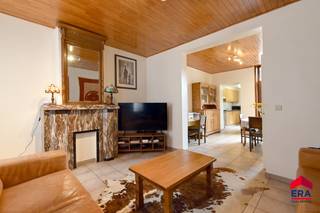 [[ DIT PAND NEEMT DEEL AAN DE ERA OPEN HUIZEN DAG OP 19/9 VAN 14:30 TOT 15:30 ]]
<p><strong>Charmante woning in het hart van Eeklo</strong></p>

<p>Bent u op zoek naar een gezellige, instapklare woonst op een toplocatie? Dan is deze charmante woning in het centrum van Eeklo zeker een bezoek waard!</p>

<p>Dankzij de uitstekende ligging bevinden alle voorzieningen zich op wandelafstand. Winkels, scholen, de sporthal, het ziekenhuis en parkeergelegenheid liggen vlakbij, waardoor u geniet van optimaal wooncomfort.</p>

<p>De woning beschikt op de eerste verdieping over <strong>2 volwaardige slaapkamers</strong>. Via een <strong>vaste trap</strong> bereikt u de ruime zolderverdieping, waar u eenvoudig een <strong>grote master bedroom</strong> of <strong>twee extra slaapkamers</strong> kunt creëren. Ideaal voor een groeiend gezin, een hobbyruimte of een thuisbureau.</p>

<p>Achteraan vindt u een <strong>stadskoer van 8 m².</strong></p>

<p>Op technisch vlak scoort deze woning eveneens uitstekend:</p>

<ul><li>Centrale verwarming</li><li>Dubbele beglazing</li><li>Dakisolatie</li><li><strong>EPC-label C</strong> – <strong>geen renovatieverplichting</strong></li><li><strong>Asbestveilig</strong></li></ul>

<p>Deze woning combineert charme, een uitstekende ligging met een energiezuinig karakter. Een ideale gezinswoning of interessante investering in het bruisende centrum van Eeklo.</p>

<p><strong>Interesse? Neem vandaag nog contact op en ontdek zelf de troeven van deze sfeervolle woning!</strong></p>