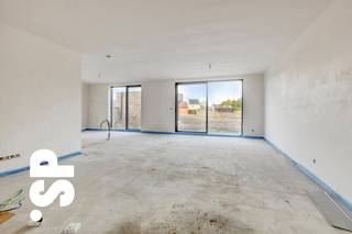 Gelijkvloers appartement te koop in residentie 'OLMSEBAAN'.<br /><br />Ontdek dit gelijkvloers appartement met ruim terras in de nieuwe residentie ‘OLMSEBAAN’. De indeling omvat een inkomhal, twee comfortabele slaapkamers, een moderne badkamer, een apart toilet, een ruime en lichtrijke woonkamer met open keuken, en een praktische berging/wasplaats.<br /><br />Het gebouw is uitgerust met een lift en biedt diverse parkeermogelijkheden aan de rechterzijde van het gebouw: autostaanplaatsen, carports en garages zijn apart aan te kopen.<br /><br />De appartementen worden opgetrokken met ecologisch verantwoorde materialen en voldoen aan de BEN-norm (Bijna-EnergieNeutraal) met een E-peil lager dan 30. Hiervoor worden ze uitgerust met milieuvriendelijke technieken.<br /><br />Centraal gelegen op wandelafstand van het centrum, met een vlotte verbinding naar in- en uitvalswegen.<br /><br />Verkoop onder BTW-stelsel, mogelijkheid tot toepassing van het 6% btw-tarief. Een ideale opportuniteit, zowel voor starters als voor investeerders.<br /><br />De afgebeelde beelden en materialen zijn bedoeld ter inspiratie en kunnen afwijken van de definitieve oplevering.<br /><br />Voor meer informatie of een bezoek ter plaatse, kan u contact opnemen met IMMO SP via 014 59 10 20 of mailen naar jill@immosp.be. Benieuwd naar de waarde van uw eigen woning? Vraag vrijblijvend een gratis verkoopanalyse aan – wij helpen u graag verder!