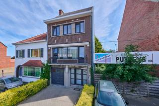 <p><strong>Charmante gezinswoning met 3 slaapkamers, inpandige garage en tuin op een toplocatie.</strong><br />Deze stadswoning in gesloten bebouwing is gelegen op de Sint-Truidersteenweg 278 en bevindt zich tussen de Kleine en de Grote Ring van Hasselt. Vlotte verbinding naar zowel het stadscentrum als belangrijke invalswegen en de oprit van de autostrade. De woning is oorspronkelijk gebouwd in de jaren '50 en straalt veel authenticiteit uit door het behoud van originele elementen. Gelegen op een perceel van 2a93ca. Handig weetje; het nevenliggende perceel grond wordt ook te koop aangeboden via ons kantoor.</p>
<p>Met een bruikbare oppervlakte van 171m² (bron EPC) is er aan ruimte geen gebrek. De woning behoeft renovatie, maaar biedt veel mogelijkheden.<br /><br /><span>De indeling is als volgt:</span><br /><em>Gelijkvloers: </em>riante inkomhal met prachtige marmeren trap naar de overige verdiepingen. Inpandige garage met ruimte voor het parkeren van een wagen en extra bergruimte waar ook de cv-ketel is ondergebracht. Momenteel wordt de woning op stookolie verwarmd maar er is reeds een gasaansluiting aanwezig. Aan de achterzijde is er een eerste ruimte die polyvalent kan ingericht worden als bureel of 3de slaapkamer.</p>
<p><em>Eerste verdieping:</em> trappenhal. Keukenruimte met eetplaats en apart toilet. Achterdeur met overdekt terras waardoor toegang tot de tuin via de trap. Gezellige leefruimte in L-vorm met originele schouw en parketvloer.<br /><br /><em>Tweede verdieping:</em> te renoveren badkamer met meubel met enkele lavabo, ligbad en toilet. Geiser voor warm water. Luik met toegang tot de stockagezolder. Er zijn twee ruime slaapkamers.</p>
<p>De zuidoostelijk georiënteerde tuin is omheind. Onderhoudsvriendelijk perceel met volledige privacy. De ruime oprit biedt plaats voor het parkeren van meerdere wagens.<br /><br />EPC-label F (542 kWh/(m²/jaar), waardoor er een renovatieverplichting rust op het pand. Asbestattest: 1 asbestmateriaal gevonden – zie attest onder “downloads". De elektriciteit is niet conform. Dubbele beglazing.</p>
<p>Op zoek naar een charmante woning boordevol potentieel? Neem dan vandaag nog contact op voor een bezoek.</p>
<p>Wij ontzorgen je ook voor de <strong>verkoop </strong>van je <strong>huidige woning</strong>! Voor meer uitleg helpen we je graag verder.</p>