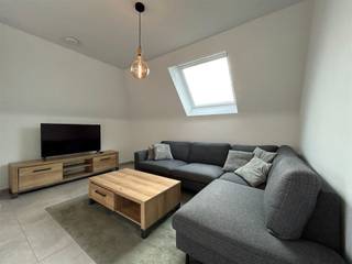 <p>Recent, instapklaar appartement (85 m²) met 2 slaapkamers in vrijstaande, kleinschalige residentie + autostaanplaats. <br />Indeling: inkomhal met apart gastentoilet, toegang tot eerste (van twee) slaapkamer(s) (9 m²). Badkamer met lavabo, inloopdouche, wasmachine en droogkast. Ruime, lichtrijke woonkamer met open keuken en eetplaats. De keuken is uitgerust met o.a. vaatwasser, oven, ingebouwde koelkast, spoelbak, elektrisch kookvuur, dampkap en ingemaakte kasten. Het gezellig balkonnetje is perfect om op zonnige dagen toch buiten te kunnen zitten. Een zoldertrap brengt je van de leefruimte naar de zolderverdieping, waar een afgewerkte zolder als tweede potentiële slaapkamer (20 m²) kan dienen. </p><p>Autostaanplaats in ondergrondse garage (inbegrepen in vraagprijs). Momenteel verhuurd aan €850/maand, dus ook ideaal om te kopen als investering.</p><p><br />Extra: <br />- Bouwjaar 2020<br />- EPC-label A: dubbele beglazing, zonnepanelen, etc.<br />- Geen lift aanwezig<br />- P-score A, G-score A<br />- Woongebied met landelijk karakter, verdere stedenbouwkundige informatie in aanvraag<br />- Maatregelenregister in aanvraag</p><p>Nabij scholen, winkels, autosnelweg, openbaar vervoer, etc. Voor meer info ga naar www.coenenvastgoed.be of bel 03/375.82.92</p>