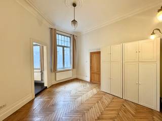 Dit prachtig en centraal gelegen appartement met drie slaapkamers bevindt zich op de vierde verdieping van een verzorgd gebouw in de Oostenstraat 50A, bus 401, op wandelafstand van het Centraal Station.<br /><br />Bij het betreden van het appartement komt u binnen in een ruime inkomhal die toegang geeft tot een apart gastentoilet en de overige leefruimtes. De gezellige en lichtrijke leefruimte sluit aan op de eetkamer met een klein terras. De volledig geïnstalleerde keuken is functioneel ingericht. Het appartement beschikt over drie volwaardige slaapkamers (+/- 18 m², +/- 20 m² en +/- 20 m²). Eén van de slaapkamers heeft directe toegang tot een badkamer, de tweede badkamer is toegankelijk via de gang.<br /><br />Als kers op de taart kan u gebruik maken van het gemeenschappelijk dakterras op de 6de verdieping, inclusief fitnessruimte en sauna, met een prachtig uitzicht over de stad.<br /><br />Huurprijs: €1.650,00/maand + €175,00 gemeenschappelijke kosten.<br />Elektriciteit en gas zijn individueel.<br />Water met individuele tussenmeter, wordt jaarlijks afgerekend. <br /><br />Onmiddellijk beschikbaar!<br /><br />Wenst u een bezoek of meer informatie?<br />U kan ons bereiken op 03 203 02 02 of via immo@sidimex.be