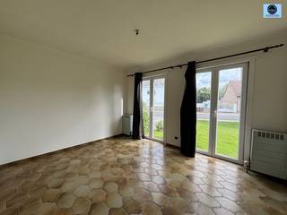<p><span>HALFOPENBEBOUWING MET 3 SLAAPKAMERS, TUIN EN GARAGE</span></p><p><span>Richtprijs : 325.000 euro</span></p><p><span> </span></p><p><span>Deze woning is ideaal gelegen in de nabijheid van openbaar vervoer en scholen.</span></p><p><span>De woning heeft volgende indeling : </span></p><p><span>- Inkomhal met apart toilet, badkamer met bad en dubbele lavabo, 2 slaapkamers en een bureauruimte.</span></p><p><span>- Verder treft u de living, eetruimte en de keuken.</span></p><p><span>- Achteraan de woning is er een balkon met toegang tot de grote tuin.</span></p><p><span> </span></p><p><span>Op de eerste verdieping treft u nog 1 slaapkamer met uitbreidingsmogelijkheden.</span></p><p><span> </span></p><p><span>De woning is volledig onderkelderd en beschikt over een garage voor 1 wagen.</span></p><p><span>Op de zijkant van de woning is er een ruime oprit aanwezig.</span></p><p><span> </span></p><p><span>De woning wordt verwarmd met centrale verwarming op mazout en beschikt over dubbele beglazing in PVC.</span></p><p><span> </span></p><p><span>Voor info of bezoek bel Louis op 0472 29 25 04 of stuur een mail naar <span>louis@svena.be</span></span></p><p><span> </span></p><p><span>Stedenbouwkundig uittreksel/inlichtingen in aanvraag!!</span></p><p><span> </span></p><p><span>Deze gegevens zijn louter informatief en wij kunnen niet aansprakelijk gesteld worden voor eventuele onjuistheden.</span></p><p><span>De bewoonbare oppervlakte is slechts indicatief.</span></p><p><span> </span></p><p><span> </span></p>