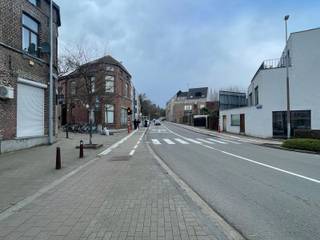 Deze Autostaanplaats is gelegen op een toplocatie vlakbij de op- en afrit van de autosnelweg en op wandelafstand van het centrum. De plaats is toegankelijk via de straat, ruim en onmiddellijk beschikbaar. Ideaal voor een student, buurtbewoner of werkende die in de buurt zijn of haar auto veilig en snel wil kunnen parkeren.<br /><br />Benieuwd? Stuur een mailtje naar ruben@bvm-vastgoed.be of bel naar het nummer +32 489 29 30 25.