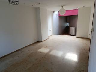 <strong>Lauwe - Goed gelegen woning met tuin en garage te koop.</strong><br /><br /><strong>Indeling:</strong><br /><u>Gelijkvloers:</u> inkom, apart toilet, woonkamer met open keuken, badkamer en berging/wasplaats<br /><u>1ste verdieping:</u> 2 slaapkamers (één met dressing)<br />+ Vaste trap naar geïsoleerde zolder (2 kamers extra)<br />+ Droge kelder<br />+ Grote garage van 8 op 3 meter achteraan en uitweg<br /><br /><strong>Troeven:</strong>
<ul><li>Centrum Lauwe</li><li>Zuidwest georiënteerde tuind</li><li>Veel lichtinval</li><li>EPC C </li></ul>