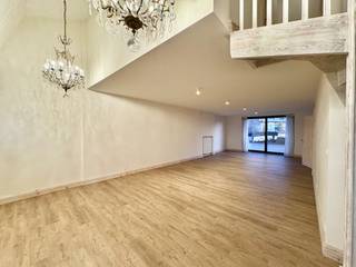 Wilt u wonen in een monumentaal gebouw in het centrum van de stad? Dan is deze duplex penthouse met fenomenaal dakterras iets voor u.<br />Een mooi evenwicht tussen comfort en authentieke elementen.<br />Via de imposante inkom kan u met de lift of trap naar de bovenste verdieping. <br /><br />Indeling: U betreedt de penthouse via een ruime inkomhal, uitgevend op een open keuken uitgerust met toestellen. Aansluitend vindt u een lichtrijke leef en zitruimte.<br />Boven zijn er twee ruime slaapkamers voorzien met elk hun eigen badkamer.<br /><br />Het dakterras biedt een zee van ruimte! Hier kan u gezellig vertoeven.<br /><br />Deze penthouse is beschikbaar vanaf 1 augustus 2026<br /><br />Huurprijs €2400,-/maand. Alg kosten €175,- /mnd <br />Nutsvoorzieningen zijn individueel.<br /><br />Er is een mogelijkheid tot het huren van diverse parkeerplaatsen. <br /><br />Wenst u een bezoek aan deze penthouse, laat het ons gerust weten en wij plannen met de glimlach een bezoek in.<br /><br />U kan ons contacteren op het nummer 03 203 02 02 of via mail immo@sidimex.be