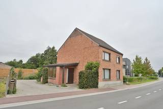 <p><span>Op zoek naar een woning met karakter, ruimte en potentieel op een rustige, landelijke locatie, en toch vlak bij Leuven?</span><span> </span></p><p><span>Deze charmante woning, oorspronkelijk gebouwd in </span><span>1933</span><span> en grondig gerenoveerd in </span><span>1972</span><span>, biedt een aangename combinatie van ruimte, licht en praktische indeling.</span></p><p><span> </span></p><p><span>De woning is gelegen op een mooi perceel van </span><span>4 are 40 ca</span><span> in het pittoreske </span><span>Wakkerzeel</span><span>, een landelijke deelgemeente van Haacht, op amper </span><span>4 km van Wijgmaal en Leuven</span><span>. Een ideale ligging voor wie wil genieten van rust en groen, zonder de nabijheid van de stad op te geven.</span></p><p><span> </span></p><p><span>Bij het betreden van de woning valt meteen de </span><span>lichtrijke veranda/zithoek</span><span> op. Deze aangename ruimte doet dienst als inkom en vormt een sfeervolle overgang naar de woning. De </span><span>ruime leefruimte</span><span> sluit hier mooi op aan en geniet dankzij de veranda van een aangename lichtinval.</span></p><p><span>De keuken beschikt over een </span><span>gezellige, lichtrijke eethoek met praktische inbouwkasten</span><span>. Een bijzondere troef is het glaswerk in het plafond, dat zorgt voor extra natuurlijke lichtinval. Dit is bovendien voorzien van een </span><span>elektrisch bedienbare screen</span><span>, zodat het comfort op zonnige dagen optimaal blijft.</span></p><p><span>Op het gelijkvloers bevinden zich verder een </span><span>praktische bijkeuken/wasplaats</span><span> en een </span><span>tweede, kleinere berging</span><span>, wat zorgt voor de nodige opbergruimte en functionaliteit in het dagelijkse leven.</span></p><p><span>De eerste verdieping beschikt over </span><span>drie slaapkamers</span><span> en een badkamer, uitgerust met een </span><span>bad, douche en toilet</span><span>. Op de </span><span>zolderverdieping</span><span> bevindt zich nog een </span><span>vierde slaapkamer</span><span>, waardoor de woning in totaal vier volwaardige slaapkamers biedt. De zolderverdieping biedt daarnaast mogelijkheden voor wie extra hobby-, werk- of bergruimte wenst.</span></p><p><span>Aansluitend aan de woning bevindt zich een </span><span>garage</span><span>, aangevuld met een </span><span>tuinhuis</span><span>. De buitenomgeving is zonder twijfel één van de grote troeven van deze eigendom. De tuin is een ware </span><span>weelde aan bloemen en planten</span><span> en vormt een groene, sfeervolle plek waar men in alle rust kan genieten van het buitenleven.</span></p><p><span>De woning beschikt over een </span><span>EPC-attest met label D</span><span>. Dit betekent dat er </span><span>geen renovatieverplichting</span><span> van toepassing is. De woning is vandaag perfect bruikbaar, maar is </span><span>wel toe aan een grondige opfrisbeurt</span><span>, waardoor nieuwe eigenaars hier volop hun eigen woonstijl en ideeën kunnen realiseren.</span></p><h3><span> </span></h3><h3><span>Troeven op een rij:</span></h3><ul><li><span>Karaktervolle woning, gebouwd in </span><span>1933</span></li><li><span>Grondig gerenoveerd in </span><span>1972</span></li><li><span>4 slaapkamers</span><span>: 3 op de eerste verdieping + 1 op zolder</span></li><li><span>Lichtrijke veranda/zithoek als inkom</span></li><li><span>Aangename leefruimte aansluitend op de veranda</span></li><li><span>Keuken met lichtrijke eethoek en inbouwkasten</span></li><li><span>Glaswerk in het plafond met </span><span>elektrische screen</span></li><li><span>Bijkeuken/wasplaats</span></li><li><span>Extra berging</span></li><li><span>Badkamer met </span><span>bad, douche en toilet</span></li><li><span>Garage en tuinhuis</span></li><li><span>Prachtige, groene tuin vol bloemen en planten</span></li><li><span>Perceel van </span><span>4 are 40 ca</span></li><li><span>EPC-label D – geen renovatieverplichting</span></li><li><span>Gelegen in het landelijke en pittoreske </span><span>Wakkerzeel (Haacht)</span></li><li><span>Op slechts </span><span>4 km van Wijgmaal/Leuven</span></li></ul><p><span> </span></p><p><span>Een woning met een authentieke uitstraling, een praktische indeling en bijzonder veel potentieel, gelegen op een rustige en groene locatie vlak bij Leuven.</span><span> Ideaal voor wie op zoek is naar ruimte, tuin en landelijke charme, en tegelijkertijd de mogelijkheid wil hebben om de woning verder naar eigen smaak op te frissen.</span></p><p><span> </span></p><p><span>Plan vandaag nog uw bezoek bij Sonja Van Meeuwen (BIV 514142) op het nummer 0495/52 00 99 en ontdek zelf de troeven van deze mooie woning! </span></p><p><span> </span></p>