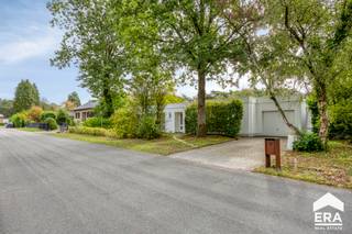 [[ DIT PAND NEEMT DEEL AAN DE ERA OPEN HUIZEN DAG OP 19/9 VAN 14:30 TOT 15:30 ]]
Bent u op zoek naar een gelijkvloerse woning met drie slaapkamers, een prachtige tuin en een goede energieprestatie? Dan is deze woning aan de Münchenlaan 5 in Mol zeker het ontdekken waard.<br />Dankzij de praktische gelijkvloerse indeling bevinden alle ruimtes zich op één niveau. De woning beschikt over drie slaapkamers, een zeer ruime garage en een EPC-label B. <br />Een absolute troef is de idyllische, groene tuin, waar u heerlijk kunt genieten van de rust en privacy. Met twee terrassen geniet u bovendien zowel van de ochtend- als avondzon. Een zonneluifel en vliegenramen zorgen tijdens de warmere maanden voor extra comfort. <br />De woning is gelegen in de groene en rustige wijk van Mol. Tegelijkertijd zijn het centrum, winkels, scholen, horeca en andere dagelijkse voorzieningen vlot bereikbaar. Ook voor fiets- en wandelmogelijkheden zit u hier goed.<br />Troeven:
<ul><li>Gelijkvloerse woning</li><li>3 slaapkamers</li><li>EPC-label B</li><li>Warmtepomp voor verwarming en koeling</li><li>Idyllische, groene tuin</li><li>2 terrassen met ochtend- én avondzon</li><li>Zonneluifel en vliegenramen</li><li>Regenwaterputten</li><li>Zeer ruime garage</li><li>Rustige, groene woonomgeving</li><li>Vlotte bereikbaarheid</li><li>Nabij het centrum van Mol</li></ul>
Een comfortabele gelijkvloerse woning met een prachtige tuin en alles binnen handbereik. Zeker een bezoek waard!