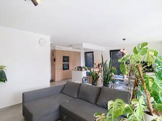 <p>Stel je voor: thuiskomen in een instapklaar nieuwbouwappartement in het groene Wezemaal, waar alles nog fris en ongebruikt aanvoelt. Dit gelijkvloerse appartement aan de Eektstraat combineert hedendaags comfort met een rustige, groene ligging, en biedt je precies de juiste basis om er helemaal je eigen plek van te maken.</p><p> </p><p>Via de inkomhal beland je in een lichtrijke leefruimte die naadloos overgaat in de volledig uitgeruste keuken, voorzien van onder andere een vaatwasser, oven, microgolfoven, koelkast en diepvriezer. Het appartement telt in totaal 80 m² bewoonbare oppervlakte, met een ruime slaapkamer en een moderne badkamer. Dankzij de gelijkvloerse ligging en de aanwezige lift is dit een instapklare woonst zonder drempels, letterlijk en figuurlijk.</p><p> </p><p>Buiten geniet je van een aangenaam terras, ideaal om tot rust te komen na een drukke dag. Als nieuwbouw scoort dit appartement uitstekend op vlak van energiezuinigheid, met een EPC-label A en een score van 40. De vloerverwarming in combinatie met een warmtepomp en een ventilatiesysteem zorgt voor een aangenaam binnenklimaat het hele jaar door. Daarnaast beschik je over een eigen binnenstaanplaats, zodat je wagen steeds veilig en droog gestald staat.</p><p> </p><p>Wezemaal biedt je alle troeven van een rustige woonomgeving, terwijl winkels, scholen, sportfaciliteiten, het openbaar vervoer, het station en de invalswegen allemaal binnen handbereik blijven. Zo combineer je de charme van een groene deelgemeente met de bereikbaarheid die je nodig hebt in het dagelijkse leven. Nieuwsgierig geworden? Plan snel een bezoek via www.living-stone.be of charlotte.geyskens@living-stone.be! </p>