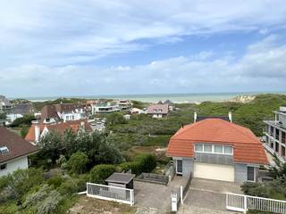 Sint-André is een oase van rust, prachtig gelegen in de duinen tussen Koksijde en Oostduinkerke. Op wandelafstand van het strand geniet je er volop van ongerepte natuur en charmante kustvilla's. Het is de perfecte plek voor een idyllisch en ontspannen verblijf aan de Belgische kust.Op het hoogste punt van deze geliefde wijk, in de rustige en doodlopende Potvisstraat, bieden wij een zeldzame bouwgrond aan. Vanaf deze toplocatie geniet u in alle privacy van een schitterend panorama over de zee en duinen. Dit unieke, zongerichte perceel biedt u de uitzonderlijke mogelijkheid om een bewoonbare oppervlakte van maar liefst 850m² te realiseren.Wat dit aanbod extra bijzonder maakt, is dat er reeds een vergunning aanwezig is voor een exclusieve koppelwoning, ontworpen door architect Stéphane Beel. Uiteraard bent u volledig vrij om hier een eigen invulling aan te geven; de bouw van een royale eengezinswoning behoort zeker tot de mogelijkheden.Deze absolute buitenkans wordt aangeboden via onze Power-Sale formule. De vermelde prijs is een instelprijs en biedingen dienen uiterlijk op 17 augustus 2026 bezorgd te worden. Grijp deze unieke gelegenheid om uw droomwoning te realiseren en neem contact op met dossierverantwoordelijke Sarah Velle via 0470 10 52 78 of sarah.velle@dewaele.com.De eigendom wordt aangeboden via de Power-sale formule. Van 16/06/2026 om 09:00 tot 17/08/2026 om 12:00 kan u de woning op afspraak komen bezichtigen en een bod uitbrengen. De vermelde prijs is een instelprijs. Voor meer info, gelieve contact op te nemen met de dossierverantwoordelijke.Bestuursmaatregelen in het maatregelenregister: neeDeze AI-visualisaties zijn bedoeld als inspiratie. Er werd geen rekening gehouden met technische specificaties, stedenbouwkundige voorschriften of de concrete mogelijkheden tot realisatie.