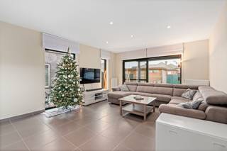 Deze moderne woning uit 2008 biedt een comfortabele leefomgeving met veel lichtinval en een praktische indeling. De ligging in een woonkern,...