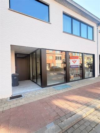 CENTRAAL GELEGEN  HANDELSPAND / KANTOREN 235M² + TERRAS 44M² OP TOPLOCATIE TE 'S-GRAVENWEZEL ( SCHILDE) Recent gemoderniseerd gebouw, zowel...