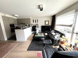Fenomenaal tuinappartement (+/- 100 m²) met 2 slaapkamers gelegen in een standingvolle residentie in het 'Oude Knokke' op wandelafstand van het centrum van Knokke-Heist. Indeling van het appartement: inkomhal met gastentoilet, lichtrijke leefruimte met zithoek en eetplaats uitgevend op het terras van maar liefst 20 m² en een grote zonnige tuin, open keuken voorzien van alle toestellen, 2 ruime slaapkamers en badkamer met ligbad, douche en dubbele lavabo, aparte berging, kelderberging. Prachtig en uniek aanbod!