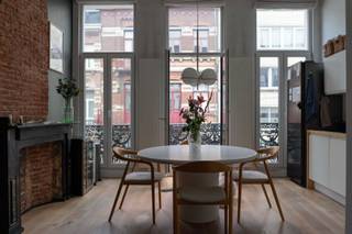 Instapklaar en karaktervol appartement van 70 m² met EPC B, gelegen in een levendige buurt nabij het Centraal Station, universiteit, winkels en horeca.<br /><br />Het appartement op de eerste verdieping werd in 2018 volledig gerenoveerd met behoud van authentieke elementen. De lichtrijke leefruimte met open keuken (ca. 35 m²) heeft hoge plafonds (3,6 m), grote ramen en een oostgericht balkon.<br /><br />Achteraan bevinden zich een badkamer met inloopdouche, apart toilet, berging en twee volwaardige slaapkamers (12 m² en 10 m²), beide met toegang tot een ruim westgericht terras over de volledige breedte van het pand. De kleinste kamer is momenteel omgebouwd tot een dressing en deze kasten kunnen behouden worden.<br /><br />Overal ligt een prachtige parketvloer, behalve in de badkamer, het toilet en de berging.<br /><br />Het appartement is voorzien van dubbele beglazing, een veiligheidsdeur en slimme deurbel met camera.<br /><br />Wenst u een bezoek in te plannen, stuurt u een mailtje naar Jeroen_vanes@outlook.com<br /><br />U ontvangt bij interesse een brochure met alle nodige informatie over het appartement en documenten.<br /><br />(GEEN IMMO AUB)