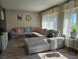 Nabij het centrum van Beerse vinden we deze praktische woning met een aangename indeling. Op het gelijkvloers beschikt de woning over een inkomhal, keuken, badkamer en achterhal. De eerste verdieping omvat een woonkamer, twee slaapkamers, een toilet en een ruim dakterras, ideaal om in alle rust van de buitenlucht te genieten. Op de tweede verdieping bevindt zich een lichte zolderkamer die als derde slaapkamer kan worden gebruikt. Verder beschikt de woning over een droge kelder en een garage die geschikt is voor het stallen van fietsen, maar niet voor het plaatsen van wagens. Bezoek mogelijk vanaf 1 oktober 2026. Een BEZOEK aanvragen kan enkel online via WWW.VASTGOEDPARTNERS.BE