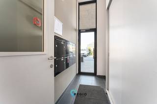 Sommige appartementen kunnen voldoen aan de verwachtingen.<br />Maar <u>deze specifieke aanbieding zal deze overtreffen,</u> over de volledige lijn: <br /> <br />Ben je op zoek naar een <strong>allesomvattend thuis</strong> in de vorm van een appartement.<br />Bij voorkeur nieuw of recent, energiezuinig, zonder in te boeten aan ruimte, comfort, licht,... waar bovendien ook voldoende buitenruimte hoog op het verlanglijstje staat. <br />Dan zal dit uitzonderlijke totaalplaatje ook jou niet op de honger laten zitten, een unieke kans om de perfecte thuis te creëren.<br /> <br />In een vastgoedmarkt waar ruimte steeds schaarser wordt, <strong>vormt dit appartement een uitzonderlijke opportuniteit.</strong><br />Recent gebouwd 2020 met een <strong>bewoonbare oppervlakte van 103 m², drie volwaardige slaapkamers en maar liefst 35 m² buitenruimte verdeeld over twee terrassen</strong> biedt het een woonbeleving waar weinig vergelijk beschikbaar is, al zeker rekening houdende met de locatie en binnen deze prijscategorie.<br /> <br />De <u>strategische locatie</u> met winkels, scholen, openbaar vervoer en belangrijke verbindingswegen binnen handbereik.<br />Een boogscheut van het stadscentrum te Deinze, <u>uitstekende verbinding </u>met alle mogelijke verkeersassen, E17, E40… en de nabijheid van openbaar vervoer maakt het dagelijkse leven bijzonder comfortabel.<br /> <br />Van zodra we dit appartement betreden, worden we verrast door het uitzonderlijk ruimtelijke feeling. <br />Mede dankzij het <u>hedendaags doordachte grondplan</u>, grote raampartijen, overvloedige lichtinval ontstaat een unieke woonbeleving waarbij licht en ruimte de rode draad vormt doorheen de opeenvolgende ruimtes.<br /> <br />De royale woonkamer voorzien van open ingerichte keuken vormt het kloppende hart van deze woonst en geeft zicht op en toegang tot ruim terras aan de voorzijde. Dit vormt als het ware een verlengde van de leefruimte, in een energieke omgeving, terwijl het tweede terras achteraan uitnodigt om te onthaasten.<br />De aanwezigheid van twee volwaardige terrassen dragen bij aan één uitzonderlijke buitenbeleving binnen het appartement segment. <br /> <br />Richting achterzijde verbindt de hal eerst apart toilet, hedendaagse badkamer voorzien van dubbele lavabomeubel en inloopdouche, finaal maar liefst drie slaapkamers waar opnieuw grote ramen zorgen voor een luchtige beleving, waarvan één met zicht op en toegang tot terras aan de achterzijde.<br /> <br />Ook de praktische zijde werd hier niet uit het oog verloren, zo vinden we een <u>praktische berging</u>, technische ruimte met voorzieningen voor wasmachine en droogkast aansluitend aan keuken/woonkamer. Om dit totaalplaatje compleet te maken is een <u>afgesloten gemeenschappelijke fietsenberging</u> inbegrepen achteraan het gebouw en is er <u>steeds voldoende gratis parkeergelegenheid</u> ter beschikking.<br /> <br />Comfort gaat hier hand in hand met duurzaamheid, zo behoren <u>drie zonnepanelen</u> toe aan dit appartement wat samen met de <u>energetische eigenschappen eigen aan de hedendaagse technieken wat resulteert in een <strong>EPC-Label A. </strong></u><br /><br /><strong><u>De vooropgestelde richtprijs voor deze totaliteit bedraagt 375.000 euro.</u></strong><br />Neem hier contact, Regio Vastgoed bezorgt een volledige verkoopdossier en bezoekmogelijkheden. <br /><br /><em>De vooropgestelde richtprijs geldt als uitnodiging naar kandidaat-kopers om een concreet bod uit te brengen, deze verbindt de verkoper niet automatisch tot de verkoop.<br />Iedere bieding wordt overgemaakt aan de verkopers waar In geval meerdere biedingen overgemaakt worden, de verkoper het recht behoudt de bieding tegen de meest gunstige voorwaarden aanvaarden. Hetzij de kandidaat-kopers de mogelijkheid te bieden hun bod te herzien.</em><br />