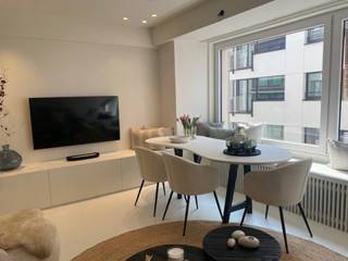 Dit prachtig, gerenoveerd appartement met zijdelings zeezicht is gelegen op 30 meter het strand te Knokke Zoute!<br /><br /><span><strong>Indeling:</strong></span> inkomhal met vestiaire, technische ruimte en gastentoilet, lichtrijke leefruimte met volledig ingerichte open keuken.<br />3 slaapkamers bestaande uit: 1 volwaardige slaapkamer met dubbel bed en doucheruimte met 1 lavabo,1 volwaardige slaapkamer met dubbel bed en 1 slaapkamer als bureau of met stapelbed. Badkamer met inloopdouche, dubbele lavabo en toilet. Privatieve kelderberging en fietsenberging in de residentie aanwezig.<br /><br />Het appartement werd volledig gerenoveerd met hoogwaardige kwaliteitsmaterialen.<br /><br />Meer info bel of mail naar: <strong>050 33 59 03 - Info@yess-vastgoed.be </strong>