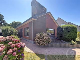 <p>Ruime gelijkvloerse woning van 185 m² op een prachtig zuidgericht perceel van 11 are 13.</p><p>Op het gelijkvloers is er een inkomhal met gastentoilet, een gezellige en lichtrijke leefruimte, een vernieuwde keuken (uitgerust met een inductiekookplaat, oven, vaatwasser, koelkast en diepvriezer) met aansluitend een berging en een nachthal dat toegang geeft tot 4 slaapkamers en een badkamer,</p><p>Een extra troef is de ruime zolder en de kelder die veel extra bergruimte biedt.</p><p>Achteraan is er een groot terras en een leuke tuin. Verder is er een grote oprit aanwezig die aansluit op 4 vrijstaande garages. Een absolute meerwaarde voor wie extra opslagruimte wenst!</p><p>EPC: 497 kWh/m² UC: 20250903-0003677421-RES-1</p><p>Wens je een gratis schatting? Vergeet dan zeker geen contact met ons op te nemen!</p><p>Wil jij meer informatie over deze woning? Bel ons dan op 016 90 10 21 of mail naar info@future-home.be.</p><p>Woongebied, Vergunning, Verkavelingsvergunning, Geen Dagvaarding, Geen Voorkooprecht</p>