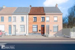 Deze op te frissen woning is gelegen nabij het centrum van Waasmunster. De woning bestaat uit een inkomhal, een living met gaskachel, een keuken...