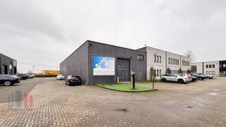 Unité PME de 250 m² avec un espace bureau aménagé de 60 m² dans un emplacement de premier choix !L’espace de stockage, avec une hauteur libre de 6 m,...