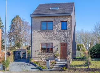 <div>
<article>
<div>
<div>
<div>
<div>
<div>
<div>
<p><strong>Karaktervolle woning nabij het centrum van Dilbeek met grote oprit</strong></p>
<p>Op een centrale ligging vlak bij het centrum van <strong><span><span>Dilbeek</span></span></strong> bevindt zich deze charmante en verrassend ruime woning.</p>
<p>Via de inkomhal betreedt u de lichtrijke en ruime leefruimte met gezellige bureauhoek. Achteraan bevindt zich de volledig ingerichte keuken, die een prachtig zicht biedt op het terras en de tuin.</p>
<p>Buiten geniet u van twee mooi aangelegde terrassen en een onderhoudsvriendelijke tuin waar het heerlijk vertoeven is. De grote oprit biedt plaats aan meerdere wagens en leidt naar de garage, die eveneens perfect kan dienen als extra opslagruimte.</p>
<p>Op de eerste verdieping vindt u twee volwaardige slaapkamers en een badkamer. Eén van de slaapkamers geeft toegang tot de zolderkamer, die nog volledig naar eigen wens kan worden ingericht. Het plaatsen van een vaste trap behoort tot de mogelijkheden, waardoor deze ruimte perfect kan worden omgevormd tot een extra slaapkamer met douchekamer, twee aparte kamers, hobbyruimte of thuiskantoor.</p>
<p>De woning is bovendien deels onderkelderd en biedt zo extra bergruimte.<br /><br />Extra troeven zijn onder meer de recente gasketel, de conforme elektrische keuring en de aanwezige rolluiken.</p>
<p>Een ideale gezinswoning met tal van mogelijkheden, centraal gelegen en toch rustig, op wandelafstand van het centrum van Dilbeek.</p>
</div>
</div>
</div>
</div>
</div>
</div>
</article>
</div>