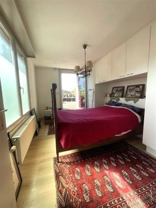 <p><span>Handelspand en 2 appartementen in Mortsel</span></p><p><span> </span></p><p><span>Bent u op zoek naar een solide investering met een uitstekend rendement?</span></p><p><span>Wij bieden u dit uniek investeringspand aan in Mortsel. Dit pand omvat een commerciële handelsruimte en twee ruime appartementen met elk twee slaapkamers, verdeeld over een totale oppervlakte van 250 m²(90 m², 70 m² en 90 m²). Beide appartementen zijn recent gerenoveerd met vernieuwde badkamers, keukens en ramen. Daarnaast zijn ze voorzien van energiezuinige gasboilers en beschikken ze over comfortabele zuid georienteerde terrassen. De handelsruimte op het gelijkvloers biedt extra mogelijkheden en zorgt voor een stabiele inkomstenstroom.</span></p><p><span>Het pand wordt momenteel verhuurd aan stabiele en betrouwbare huurder die alles goed onderhouden, wat u de zekerheid geeft van zorgeloos netto-rendement van rond 6% </span><span>(11/12 maanden verhuurd,incl. registratierechten).</span><span> Deze combinatie van een levende locatie en vernieuwde wooneenheden en goede verhuurders maakt dit een investering die u niet wilt missen. </span></p><p><span> </span></p><p><span>Voor meer info over dit pand of een bezoek ter plaatse kunt u contact opnemen met ons kantoor op 03/449 49 77. </span></p><p><span> </span></p>