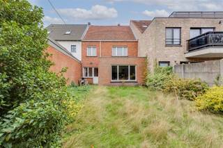 située au centre de Beerse, proche des écoles, des commerces, des transports en commun et propriété à rafraîchir comprenant un grand salon et salle à...