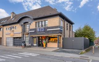 <p>Droomt u ervan als warme bakker aan de slag te gaan én te wonen bij uw handelszaak? Dan is deze unieke eigendom absoluut iets voor u.<br />Deze veelzijdige eigendom biedt niet alleen een perfect uitgeruste warme bakkerszaak, maar ook een ruime, comfortabele gezinswoning. Ideaal voor wie werk en privé wil combineren. Bovendien is het pand ook uitermate geschikt voor andere zelfstandige beroepsactiviteiten.</p>
<p><strong>Topligging in het bruisende Savio-wooncentrum van Dilbeek</strong>, op wandelafstand van het station, bushaltes en met een vlotte verbinding naar de R0 en andere invalswegen.</p>
<p><strong>Eigendomsdetails:</strong></p>
<ul>
<li>Totale perceeloppervlakte: 8a16ca</li>
<li>Totale bewoonbare oppervlakte: 892 m²</li>
<li>Handelsgedeelte: 446 m²</li>
<li>Privégedeelte: 446 m²</li>
<li>Volledig onderkelderd: 289 m² (waarvan 36 m² als privéruimte in gebruik)</li>
</ul>
<p><strong>Bakkerszaak:</strong></p>
<ul>
<li>Oppervlakte handelsgedeelte: 169 m²</li>
<li>Uitgeruste winkelruimte met atelier</li>
<li>Ruime parkeermogelijkheden rondom de zaak</li>
<li>Uitstekende zichtbaarheid en bereikbaarheid</li>
</ul>
<p><strong>Woning:</strong></p>
<ul>
<li>Gelijkvloers woongedeelte: 120 m²</li>
<li>1ste verdieping: 170 m² met 4 slaapkamers en 2 badkamers</li>
<li>Zolderverdieping: 144 m² met 1 slaapkamer en extra inrichtingsmogelijkheden</li>
<li>Privéparking: met automatische poort</li>
</ul>
<p><strong>Buitenruimte:</strong></p>
<ul>
<li>Verwarmd buitenzwembad van 12,5 m x 6,5 m, afgewerkt met mozaïektegels</li>
<li>Stijlvolle poolhouse met groot zonneterras</li>
<li>Elektrische zonneluifels &amp; terrasverwarming</li>
<li>21 zonnepanelen met certificaat</li>
</ul>
<p><strong>Prijs &amp; Info:</strong></p>
<ul>
<li>Vraagprijs exclusief machines voor bakkerij en zonder goodwill</li>
<li>Bij overname van aandelen: € 1.225.000</li>
</ul>
<p>Wenst u meer informatie of een bezoek, contacteer ons gerust op het nummer <strong>0477/66.93.55.</strong></p>
<p>EPC: 242 kWh/(m².jaar) — Energieprestatiecertificaat label C</p>