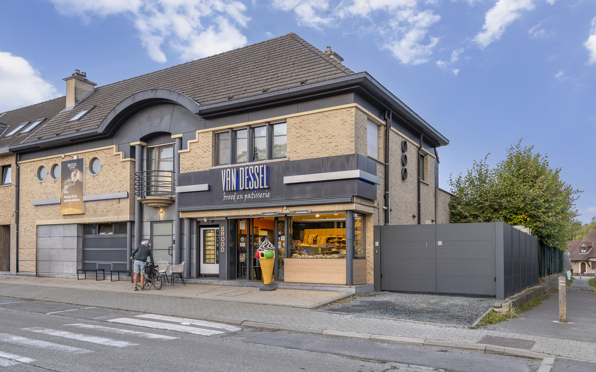 INSTAPKLARE WARME BAKKERSZAAK MET RUIME WONING ÉN ZWEMBAD IN HET HART VAN DILBEEK - foto 1