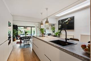 Charmant, gerenoveerd huis met 4 slaapkamers, 2 badkamers en gezellige tuin in Wijnegem!Deze prachtige woning bevindt zich op een centrale locatie in...