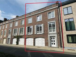 <p>Dit uitstekend onderhouden appartementsgebouw met 2 prachtige en ruime appartementen en twee garages is gelegen in het centrum van Temse.</p>
<p>Op het gelijkvloers bevinden zich een gemeenschappelijke inkomhal, 2 garages en praktische bergruimtes. Vanuit één van de garages is er een rechtstreekse toegang tot de tuin.</p>
<p>Het appartement op de eerste verdieping beschikt over een inkomhal, een ruime en lichtrijke woonkamer met aansluitend de ingerichte keuken. Verder omvat het appartement drie slaapkamers van 17m², 11 m² en 9m², een ruime badkamer met dubbele lavabo en ligbad, een apart toilet en een praktische bergruimte met aansluitingen voor wasmachine en droogkast. Vanuit deze berging bereikt u de gezellige tuin met terras, een aangename extra troef.</p>
<p>Op de tweede verdieping bevindt zich een tweede verzorgd appartement met een inkomhal, een mooie lichtrijke woonkamer en een ingerichte keuken. Het appartement beschikt over twee slaapkamers van 17m² en 10m², een badkamer met lavabo en douche, een apart toilet en een extra derde kamer die momenteel dienst doet als bergruimte. Deze ruimte biedt rechtstreeks toegang tot het gezellig terras, ideaal om in alle rust van de buitenlucht te genieten.</p>
<p>Dit gebouw is mooi afgewerkt en zeer goed onderhouden, uitgerust met ingemaakte kasten op elke verdieping, wordt verwarmd via centrale verwarming op aardgas en er is dubbele beglazing aanwezig. EPC energielabel B. Elektriciteit conform het AREI.</p>
<p>De appartementen zijn beiden verhuurd, vrij van syndicus. Geen lift aanwezig.</p>
<p>Mooi en centraal gelegen, op wandelafstand van winkels, scholen, openbaar vervoer, de Markt van Temse en diverse wandelroutes. Dankzij de nabijheid van de N16 en E17 zijn ook omliggende steden en gemeenten vlot bereikbaar.</p>
<p>Een uitstekend onderhouden opbrengsteigendom met twee volwaardige appartementen, garages en aangename buitenruimtes, gelegen op een toplocatie in het centrum van Temse.</p>