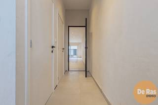 EERSTE BEZOEKDAG ZATERDAG 06/12 VAN 10u00 TOT 12u30 (OP AFSPRAAK!)<br /><br />AALST - Vernieuwde woning met 3 slaapkamers en stadstuin.<br /><br />Deze gerenoveerde woning is rustig gelegen nabij het stadscentrum met aan de voorkant een gezellig, groen pleintje.<br />Alle voorzieningen zoals winkels, openbaar vervoer en station zijn nabij.<br /><br />Naar indeling toe bevinden zich op het gelijkvloers een inkomhal, een berging/wasplaats, een gastentoilet, een ingerichte en functionele open keuken en een woonkamer. <br />Deze geeft uit op het stadstuintje en de tuinberging.<br /><br />Op de eerste verdieping bevinden zich een ruime badkamer met bad, inloopdouche en toilet en een ruime slaapkamer.<br /><br />Op de tweede verdieping bevinden zich nog twee mooie slaapkamers.<br /><br />Naar comfort toe beschikt de woning over dubbele beglazing, vloerverwarming beneden en radiatoren boven, conforme elektrische installaties, zeer gunstig EPC en asbestveilig.<br />Een eerste grondlaag verf zal reeds geplaatst worden.<br /><br />Kortom de ideale woning voor wie graag in het centrum woont! Plan snel je afspraak op 053/60.65.60<br /><br />De vermelde prijs is een richtprijs. Na ontvangst van de biedingen zal de verkoper beslissen of hij/zij de eigendom verkoopt aan het beste bod. De richtprijs is aldus niet bindend voor de verkoper. Voor meer info kunt u ons contacteren of het reglement raadplegen op onze website.