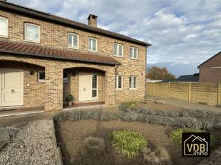 Mooie instapklare halfopen bebouwing met 3 slaapkamers, 2 badkamers een garage en een gezellig tuinpaviljoen voor lange gezellige avonden. Ze...