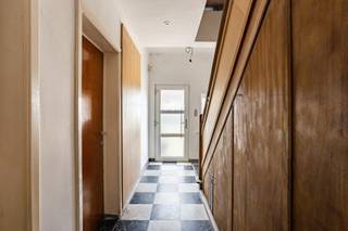 Bent u op zoek naar een ruime eengezinswoning in Ternat? Dan stellen wij u graag deze woning voor met een bewoonbare oppervlakte van <br />185 m², gelegen in de Ternatstraat 44. De woning geniet van een zeer praktische ligging, met het station, scholen, winkels en openbaar vervoer op wandelafstand.<br /><strong>Kortom, de ideale woning voor gezinnen die op zoek zijn naar ruimte én een uitstekende bereikbaarheid.</strong><br /><br /><span>Indeling<br /></span><br />We betreden de woning via een lichtrijke inkomhal, die directe toegang biedt tot de ruime woon- en eetkamer (33 m²) met zicht op de veranda en het achterliggende, zuidgerichte terras/koer. Aansluitend bevindt zich de keuken, voorzien van het nodige basiscomfort. Verder beschikt dit verdiep over een praktische berging en een gastentoilet.<br /><br />Op de eerste verdieping vinden we twee slaapkamers (17 m² en 15 m²), een volledig vernieuwde badkamer met zowel douche als bad, en een aparte toiletruimte.<br />De tweede verdieping biedt nog twee ruime kamers (14 m² en 14 m²), evenals een technische ruimte met ingebouwde kasten.<br /><br /><span>Extra troef</span><br />De woning beschikt over een EPC-label C, waardoor er geen renovatieverplichting van toepassing is.<br /><br /><strong>Klaar om van dit huis uw thuis te maken?</strong><br /><strong>info@impromove.be - 02 887 80 56</strong>