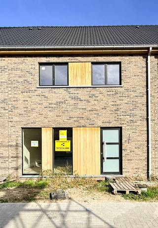 <p>Nog 7 energiezuinige woningen.<br /><br />Prijzen vanaf 317.000€ (excl. kosten) - 362.000€ (excl. kosten). Grond oppervlakte vanaf 139m2 - 364m2. <br /><br />Nog keuze uit halfopen tot gesloten bebouwing met 2 bouwlagen.<br /><br />Lot 2 - 5 volledig afgewerkt en klaar tegen eind dit jaar.<br /><br />Bijzondere aandacht gaat uit naar een veilige, groene en rustige leefomgeving.<br /><br />Bepaal zelf de finishing touch van jouw droomhuis, met inspraak in de afwerking.<br /><br />Ervaar de mogelijkheden in onze modelwoning, beschikbaar na afspraak.<br /><br />Meer informatie? <br />Info@yess-vastgoed.be - 050 / 33 59 03</p>