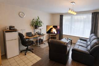 Ontdek dit charmante appartement van 53 m², perfect voor starters of als investering. Binnenin geniet u van een lichte woonkamer, een praktische keuken en een badkamer met bad. Het appartement beschikt ook over een eigen buitenruimte, ideaal om te ontspannen in de frisse lucht. Gelegen in een levendige buurt met alle nodige voorzieningen binnen handbereik, biedt dit appartement comfortabel en betaalbaar wonen. <br /><br />- Gezellige woonkamer met voldoende lichtinval<br />- Praktische keuken met functionele indeling<br />- Badkamer met bad<br />- Buitenruimte om te relaxen<br />- Centrale ligging met goede bereikbaarheid<br />- Bewoonbare oppervlakte: 53 m²<br />- EPC-score: D<br />- Ideaal voor starters of investeerders
