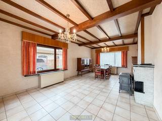 1ste bezoekdag zaterdag 11 april! Inschrijven kan via www.nobels.be onder referentienummer 4261850.TE RENOVEREN GEZINSWONING met RUIME MAGAZIJNEN VAN...