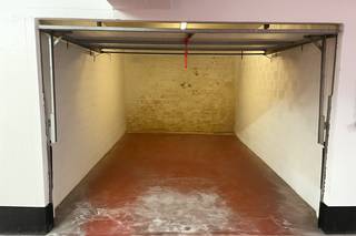 Makkelijk inrijdbare garagebox op niveau -1 vlakbij het Casino Knokke-Heist, de Reserve, het plein Canada Square en de zeedijk.Afmetingen:+/- 1,92 m...